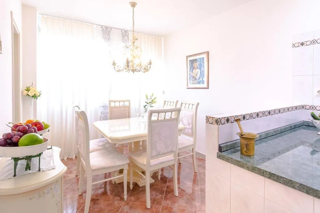 Apartment Mandalina Split